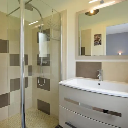 4 Bedroom Cozy In Gouville-sur-Mer